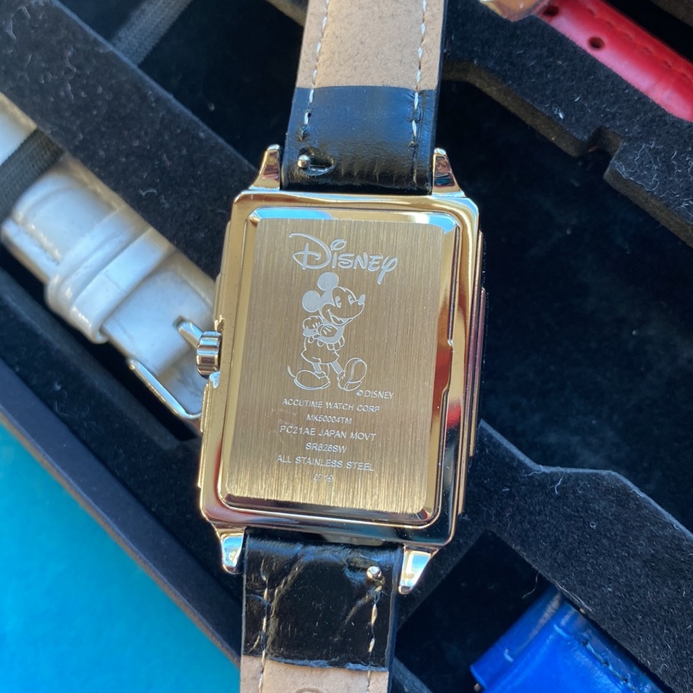 NEW Mickey Mouse Watch with 5 Different Color Watchbands. - Picture 4 of 7
